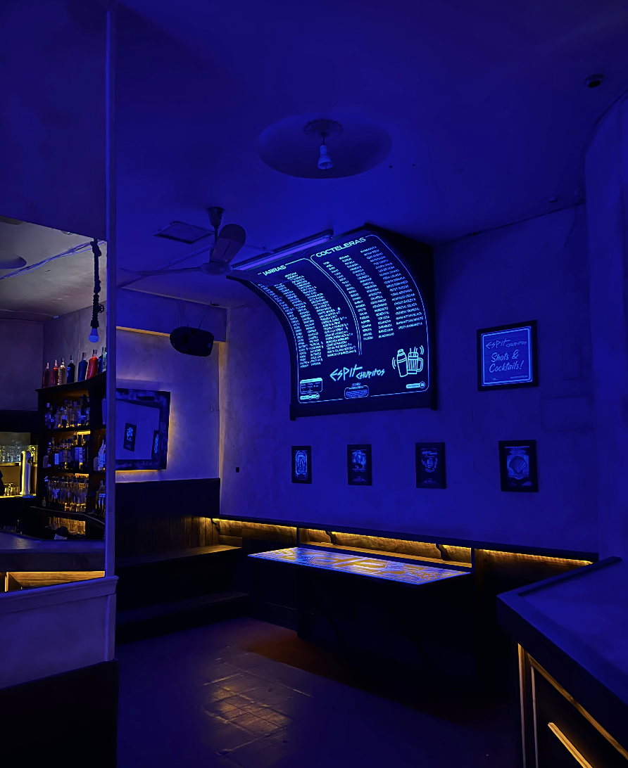 El local de neón de Espit Chupitos Valencia